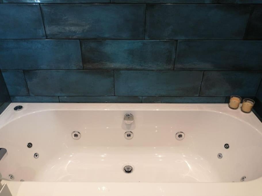 Exning The Highlands - 5 Bed 5 Bath - Huge Sociable Houseヴィラ エクステリア 写真