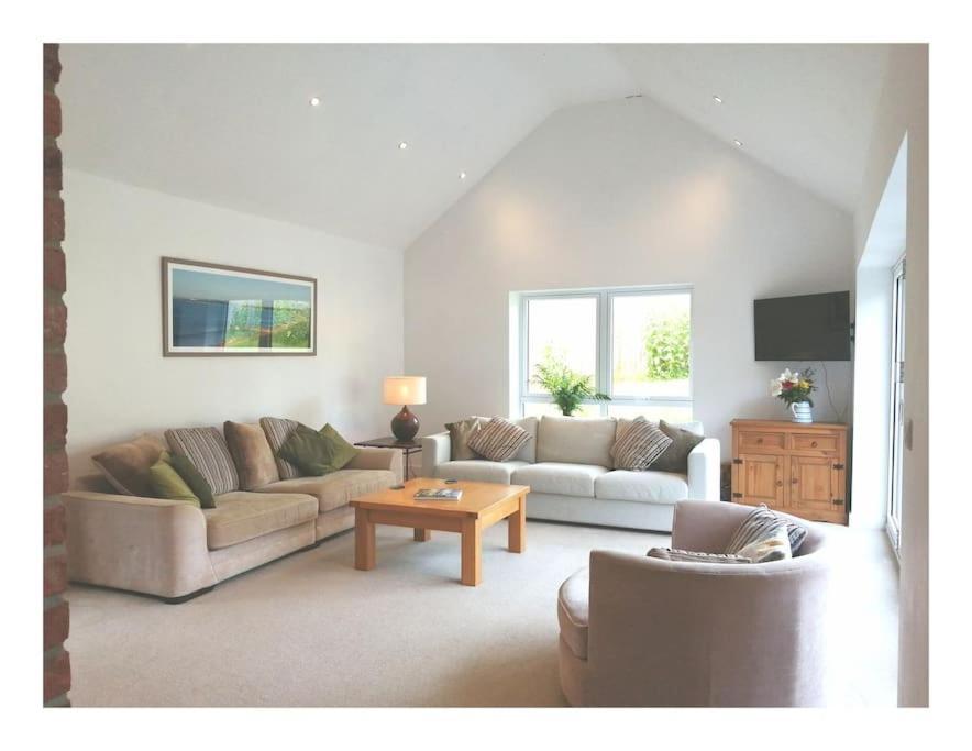 Exning The Highlands - 5 Bed 5 Bath - Huge Sociable Houseヴィラ エクステリア 写真