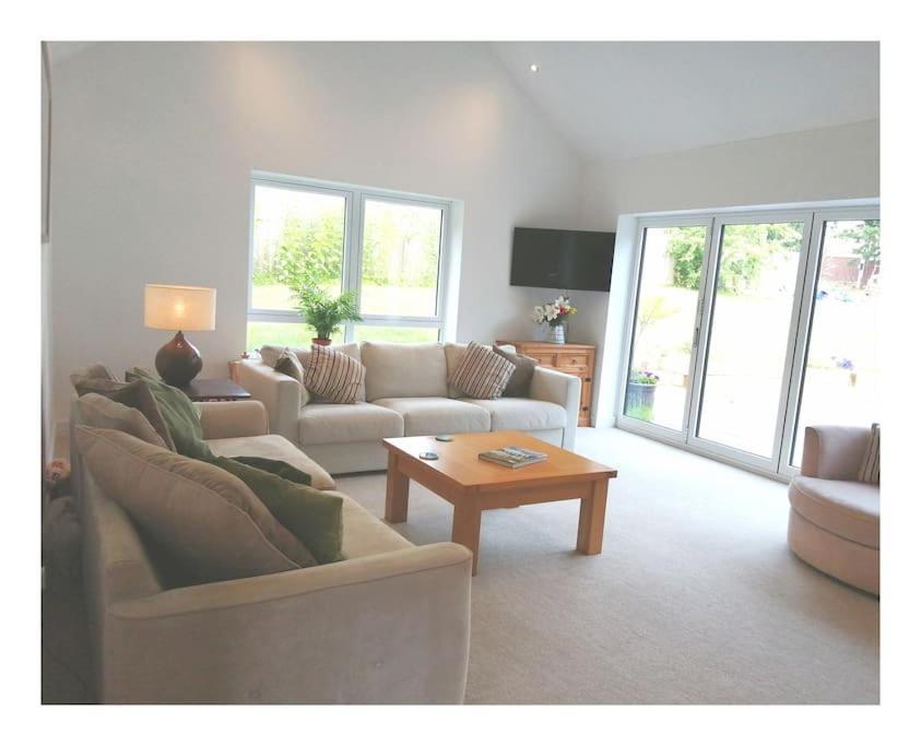 Exning The Highlands - 5 Bed 5 Bath - Huge Sociable Houseヴィラ エクステリア 写真