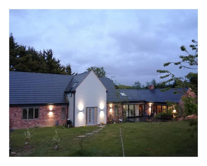 Exning The Highlands - 5 Bed 5 Bath - Huge Sociable Houseヴィラ エクステリア 写真
