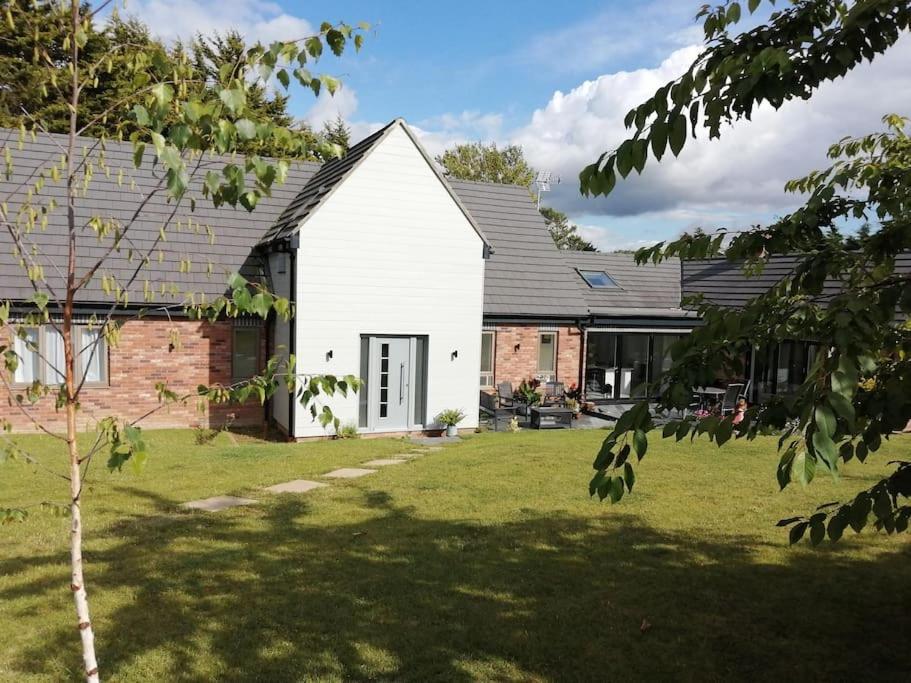 Exning The Highlands - 5 Bed 5 Bath - Huge Sociable Houseヴィラ エクステリア 写真